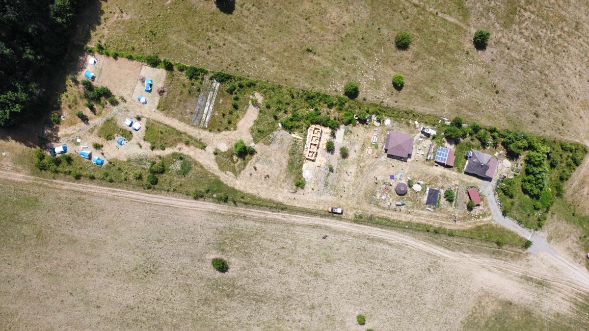 Vedere panoramică — pădure și camping